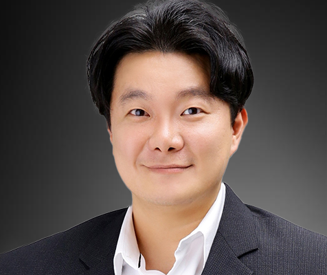 Sungwoong Kim, Ph.D., research scientist, poses for his professional headshot.